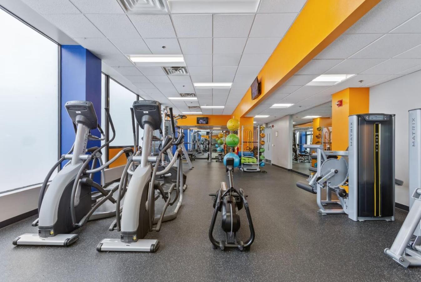 Pp 2401 Modern Corporate 2br Pool, Gym Apartment